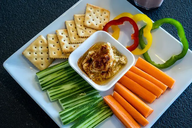 hummus and veggies snack